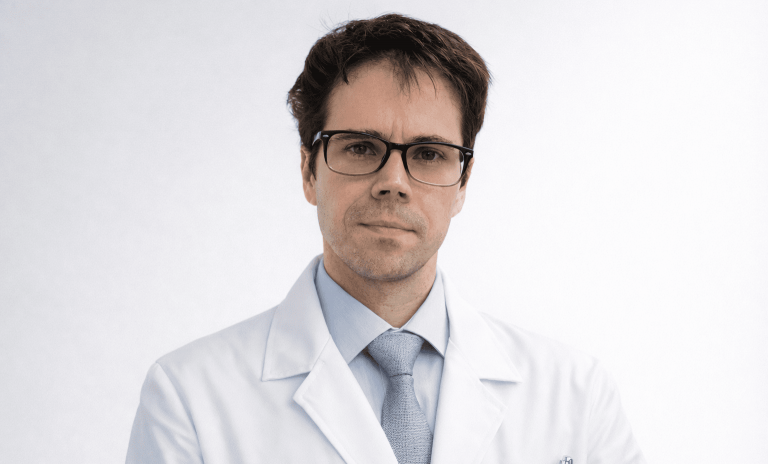 Retrato profesional de david sanchis nutricionista en valencia , con look medico